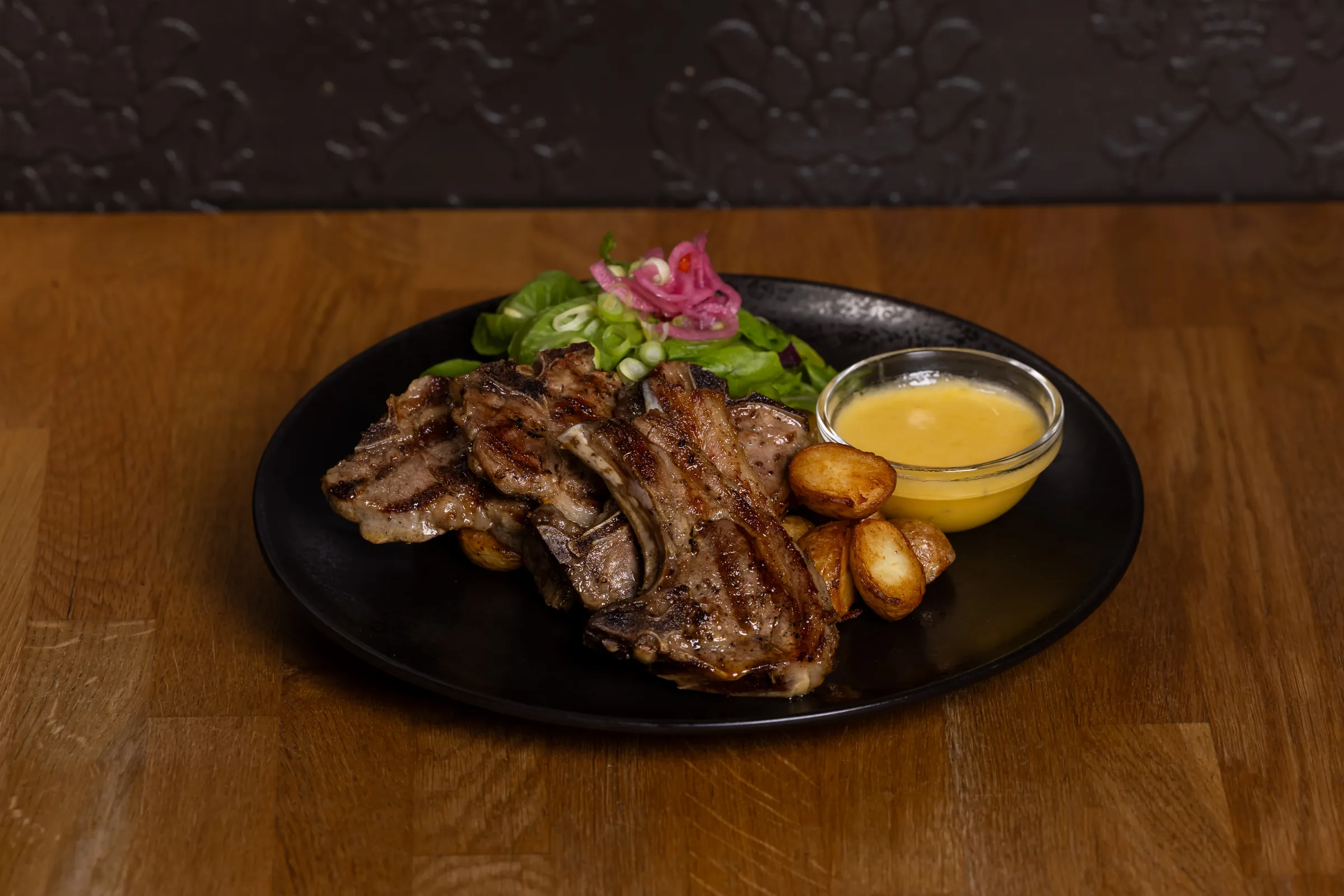 Grilled chops with potatoes and sauce